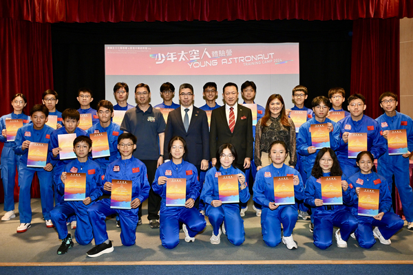 開闊眼界: 獲選參加少年太空人體驗營的本地中學生早前到內地參與為期九天的訓練,獲益良多。