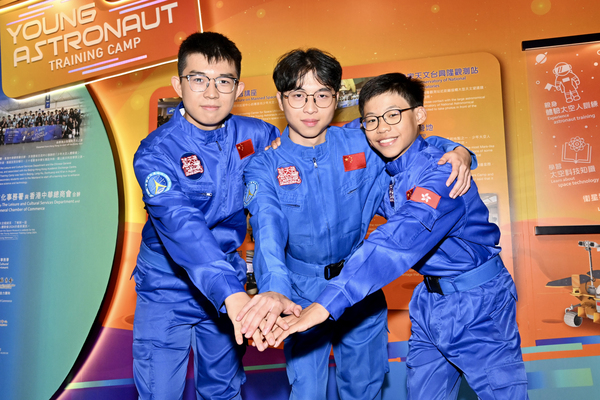 表現出眾: 參與少年太空人體驗營2024的學員李嘉鴻(左)、鄭天浩(中)、顏英明(右)獲選最佳表現營員。