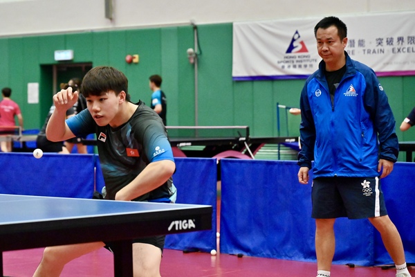 設備升級: 體院新設施大樓快將啟用，李靜（右）指，乒乓球隊將有更多資源，會添置新式發球機等，進一步提升訓練水平。