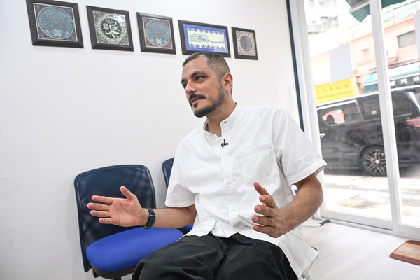 踴躍申請: 利哲宏指少數族裔人士對申請新通行證反應熱烈。