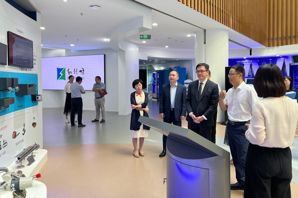觀摩: 孫東（右三）訪問一間智能化系統解決方案供應商，參觀其智能體驗中心。