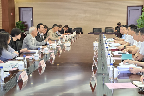 漁農發展: 謝展寰（左三）與江蘇省農業農村廳副廳長王玉華（右三）參與交流會，交流兩地推動漁農業現代化的經驗。