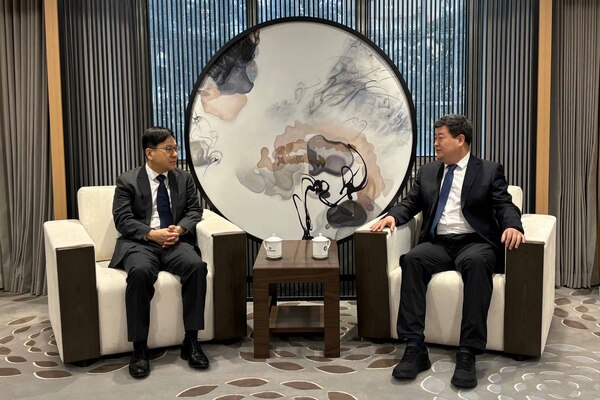 會面: 孫玉菡（左）與北京市人才工作局局長張若冰在《關於深化京港澳人才交流與合作的備忘錄》簽署儀式前會面。