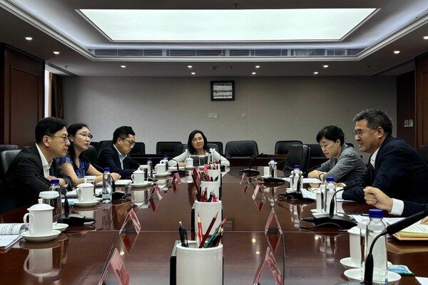 交流: 孫玉菡（左一）拜會劉喜堂（右一），了解國家在積極應對人口老齡化、完善養老照顧服務等方面的最新政策。