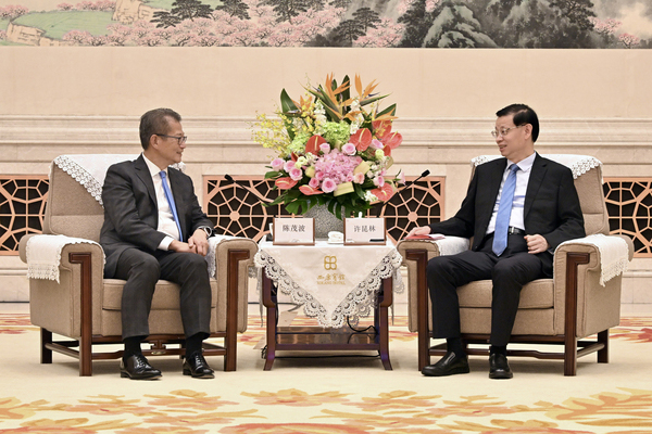 會面共議: 陳茂波（左）向許昆林介紹香港最新情況。