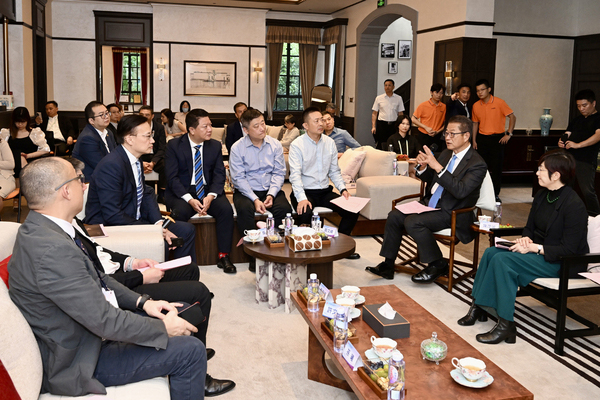 港蘇橋樑: 陳茂波（右二）與江蘇省香港商會成員會面。