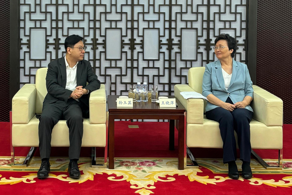 求才若渴: 孫玉菡（左）與王曉萍討論如何打造香港成為國際高端人才集聚高地。