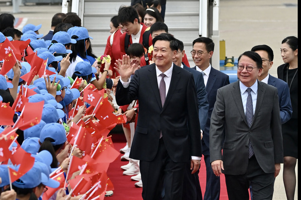 歡迎到訪: 陳國基（前排右）在機場迎接高志丹（前排左）及內地奧運健兒代表團。