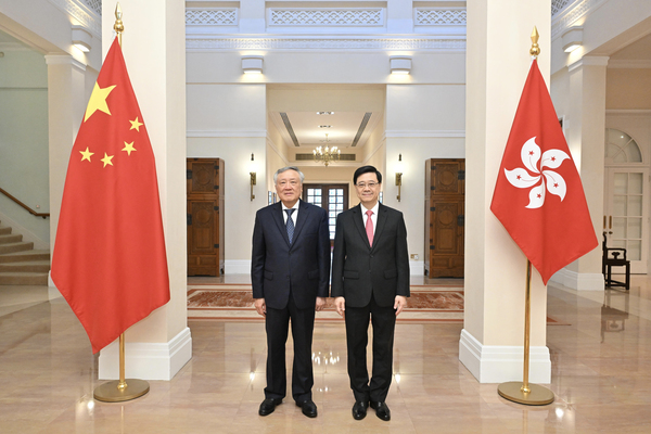 加強合作: 李家超（右）在禮賓府與到訪香港的阮和平會面。