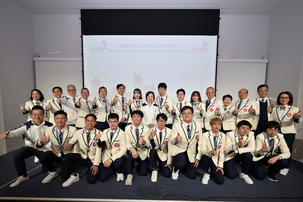技能精英: 蔡若蓮（後排左八）出席2024年里昂世界技能大賽中國香港代表團頒獎禮。