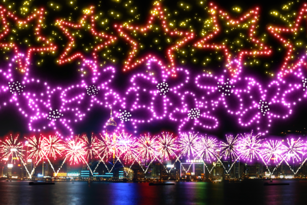 情繫中華: 紅色五角星和紫色五片花象徵香港向祖國仰望，帶領我們邁向更輝煌的百年成就。