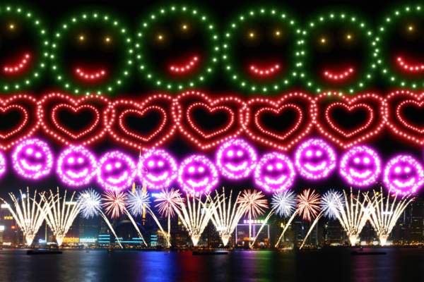 繼續微笑: 心心相印和微笑等煙花圖案帶來歡樂氣氛。