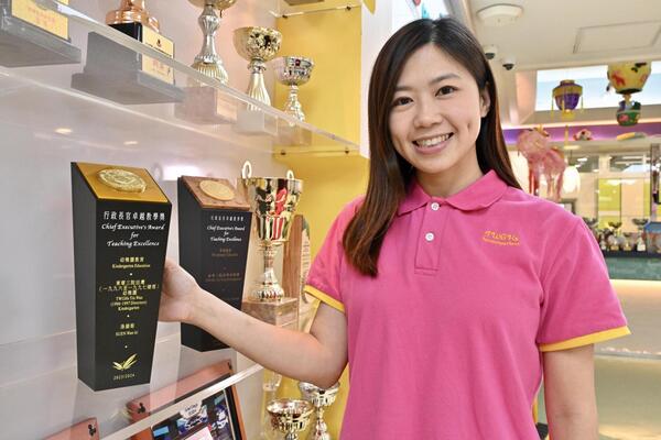 身教言傳: 孫韻姬認為教師應以身作則，並努力營造積極正面的學習氣氛，培養小朋友的優良品格。