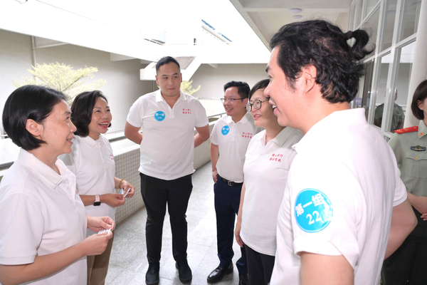 相談甚歡: 麥美娟（左二）在廣州出席「同心同行．強國有我」進軍營主題活動，和國務院港澳辦四局副局長郭舒（左一）一起與港澳青年交流。