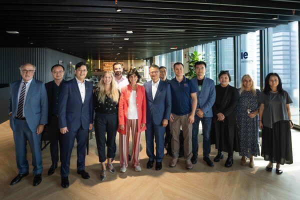 創科網絡: 陳茂波（前排右六）與Maria Benjumea（前排左五）和西班牙IE大學代表會面。