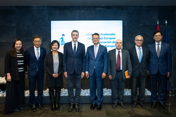 支援創新: 陳茂波（右四）到訪西班牙科技發展與創新中心，並與Jose Moises Martin Carretero（左四）合照。