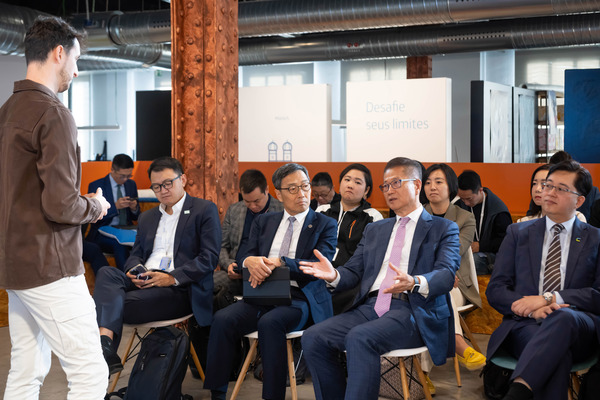 加強合作: 陳茂波（前排右二）與創科加速器和創投資本基金Wayra投資團隊負責人交流。