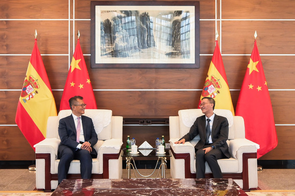 會面共議: 陳茂波（左）拜會姚敬。