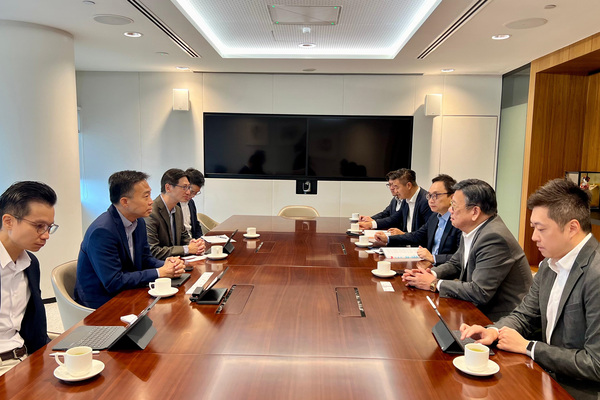 促進投資: 丘應樺（右二）與方章文（左二）會面。