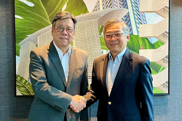 經濟格局: 丘應樺（左）與顏金勇討論多項經貿議題。