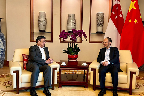 最新情況: 丘應樺（左）拜會曹忠明。