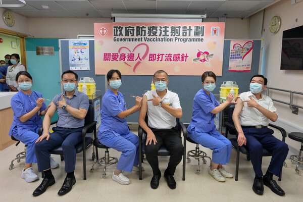 以身作則: 盧寵茂(右三)在西灣河普通科門診診所接種疫苗。