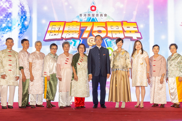 實踐夢想: 何永賢（右四）率領長者進行時裝表演。