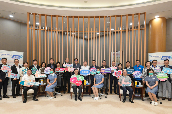 齊心接種: 李家超（前排左三）、政務司司長陳國基（前排左一）、律政司司長林定國（前排右二）連同多名主要官員接種季節性流感疫苗。