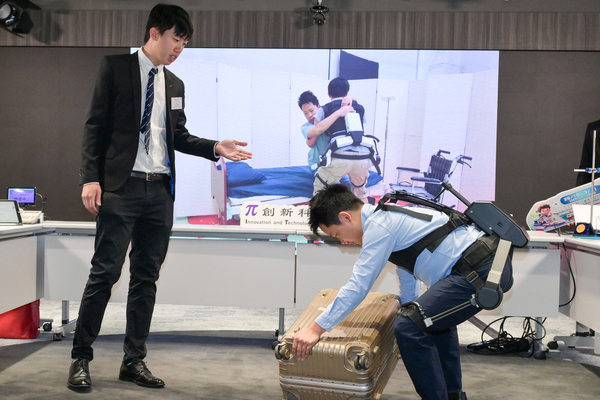 輔助工具: 中文大學研發的「智能穿戴式腰背輔助外骨架」提供個人化協助，幫助使用者在移動重物時降低腰痛風險。