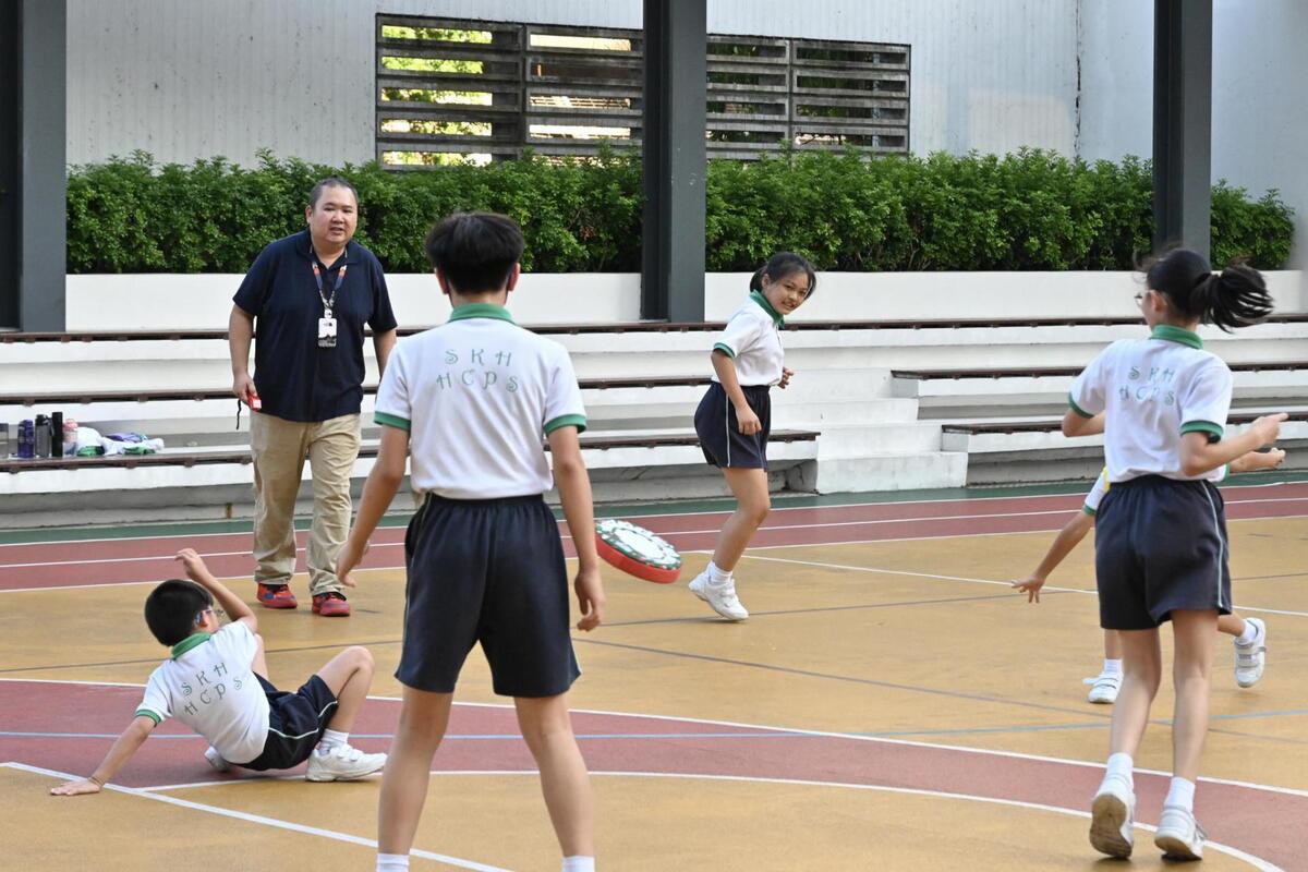 面面俱到: 在校課後託管服務除為學生安排功課輔導,也為完成功課的學生提供不同種類的活動,包括運動、社交小組等。