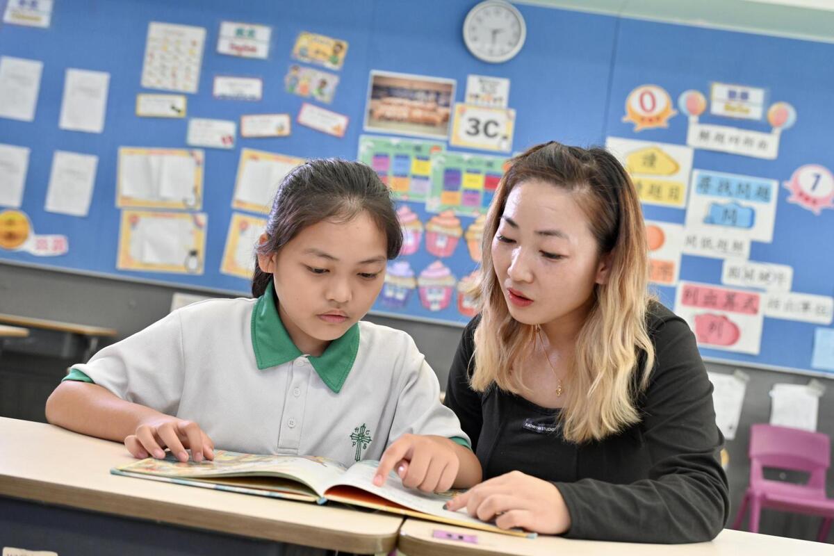 功課輔導: 陳太(右)表示,璧瑩接受託管之後成績有進步。