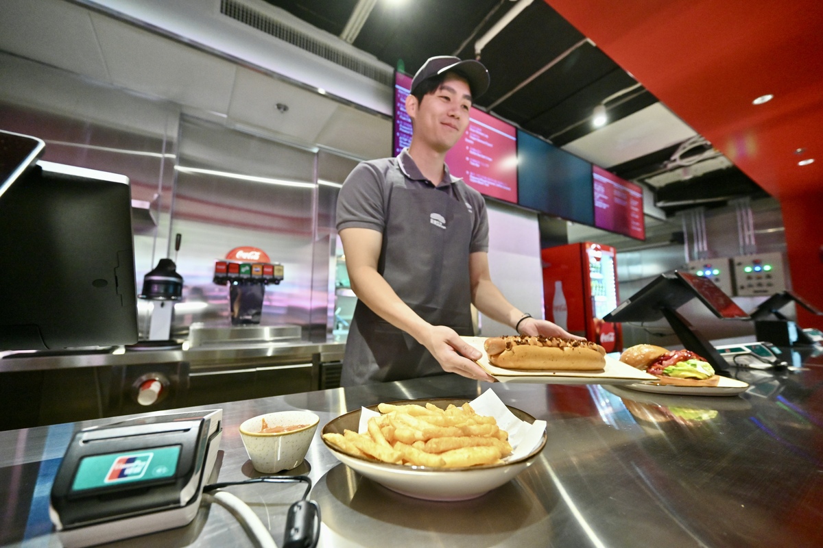 國際美食:  觀眾可在場館內的小食站購買各式食品。
