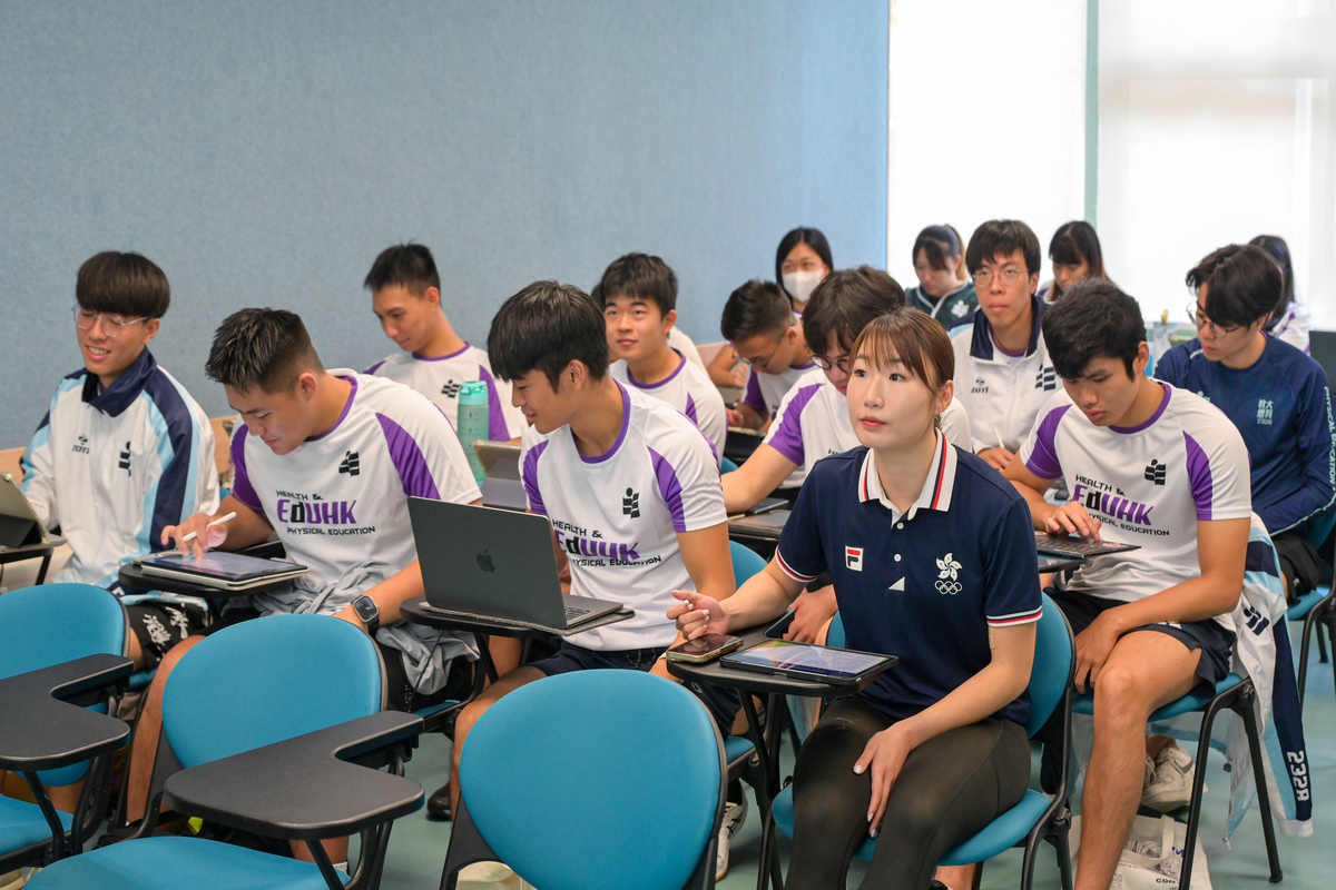 堅實後盾: 梁筠宜(第一排右一)獲教育獎學金計劃資助,修讀體育教育榮譽學士課程,免卻籌措學費的煩惱。