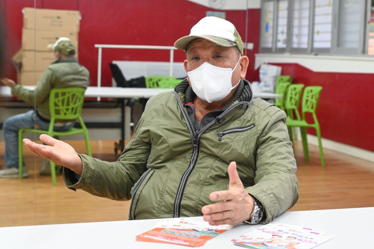 追上時代:  馮先生報讀社區支援點的培訓課程，期望學會更多運用手機的技巧。