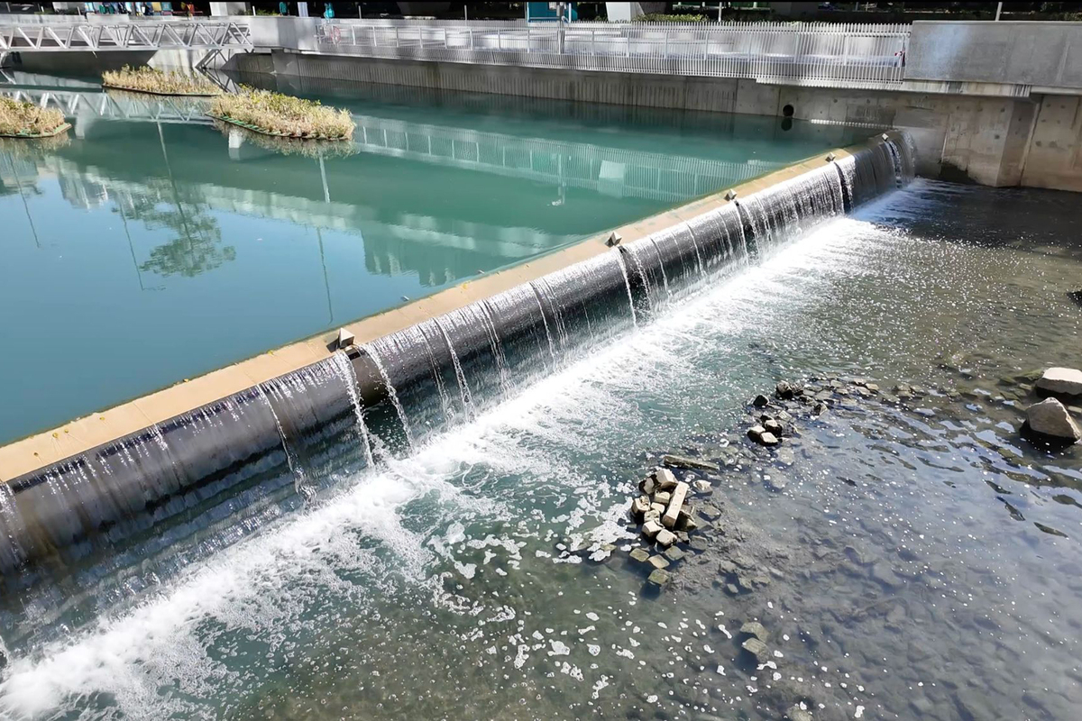 智能水閘:  翠屏河設有隨潮汐升降的智能水閘，能調節水位以確保水量充足，減少河道乾涸，改善氣味問題，並可產生小瀑布效果以穩定水體。