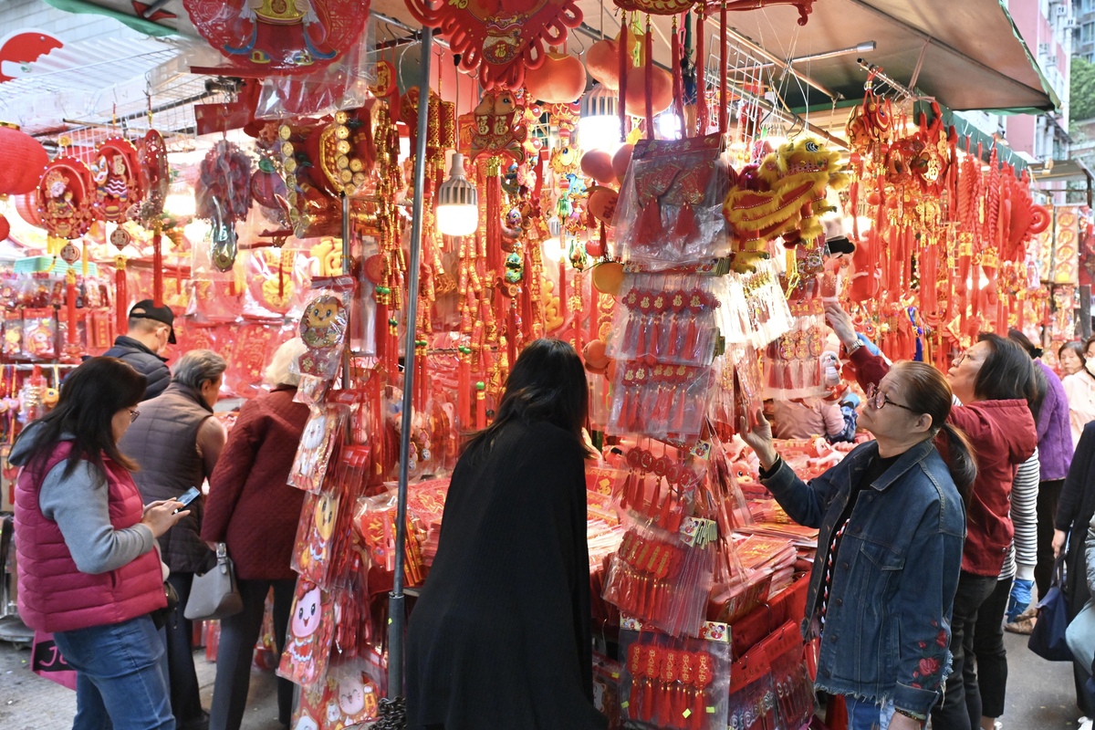 增添喜慶: 賀年產品攤檔人頭湧湧。