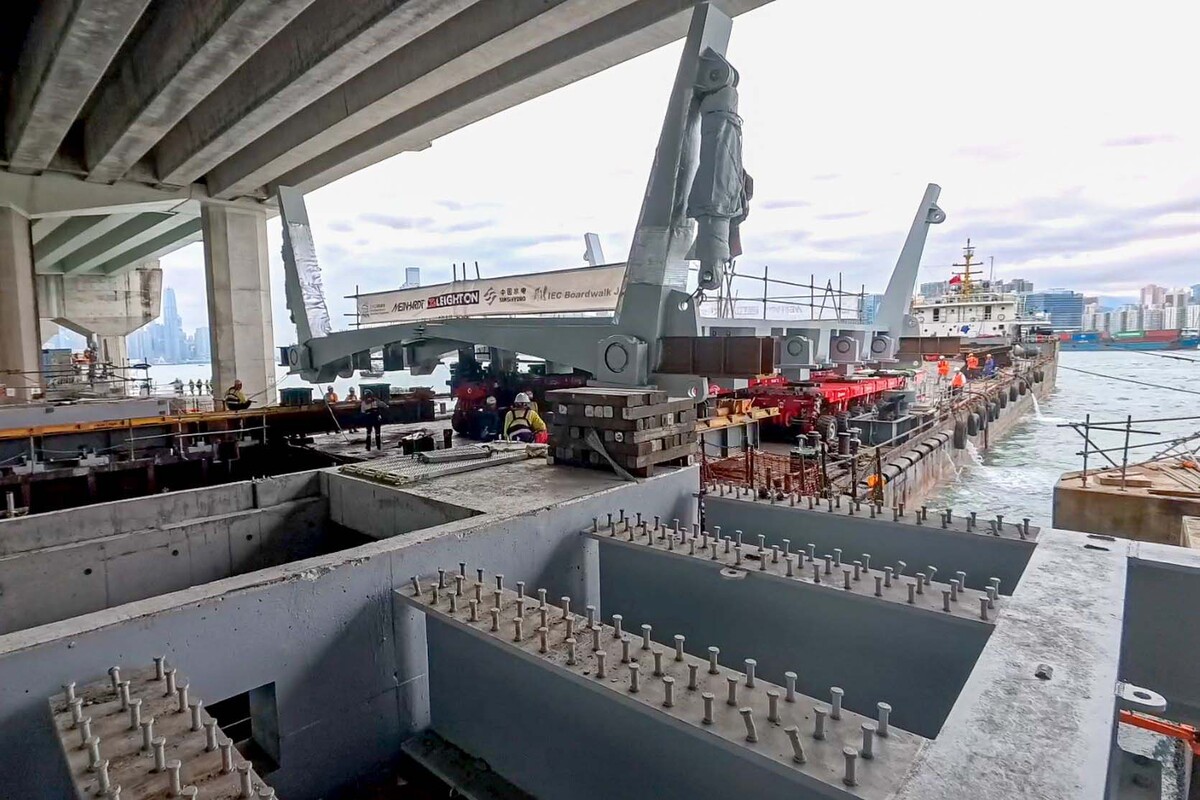 克服挑戰: 安裝開合橋時,橋頂與東區走廊底部的最近距離只有不足30厘米。