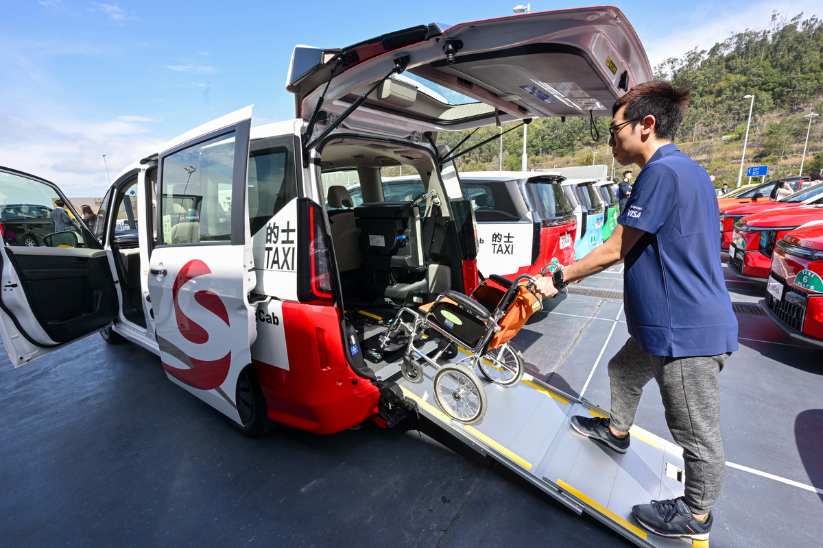 照顧周全: 的士車隊提供輪椅的士,照顧不同人士出行需要。