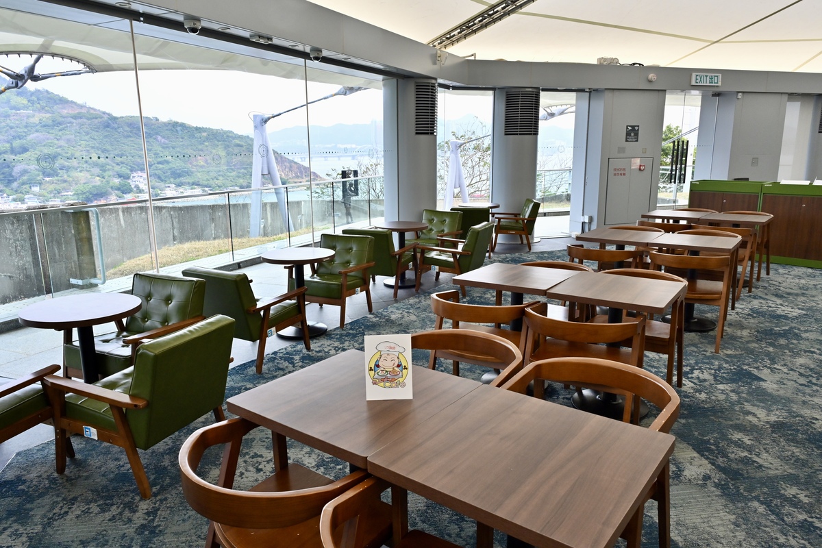 宜人景觀:  位於抗戰及海防博物館的咖啡室，是社會福利署創業展才能計劃資助項目之一，為殘疾人士提供就業機會。