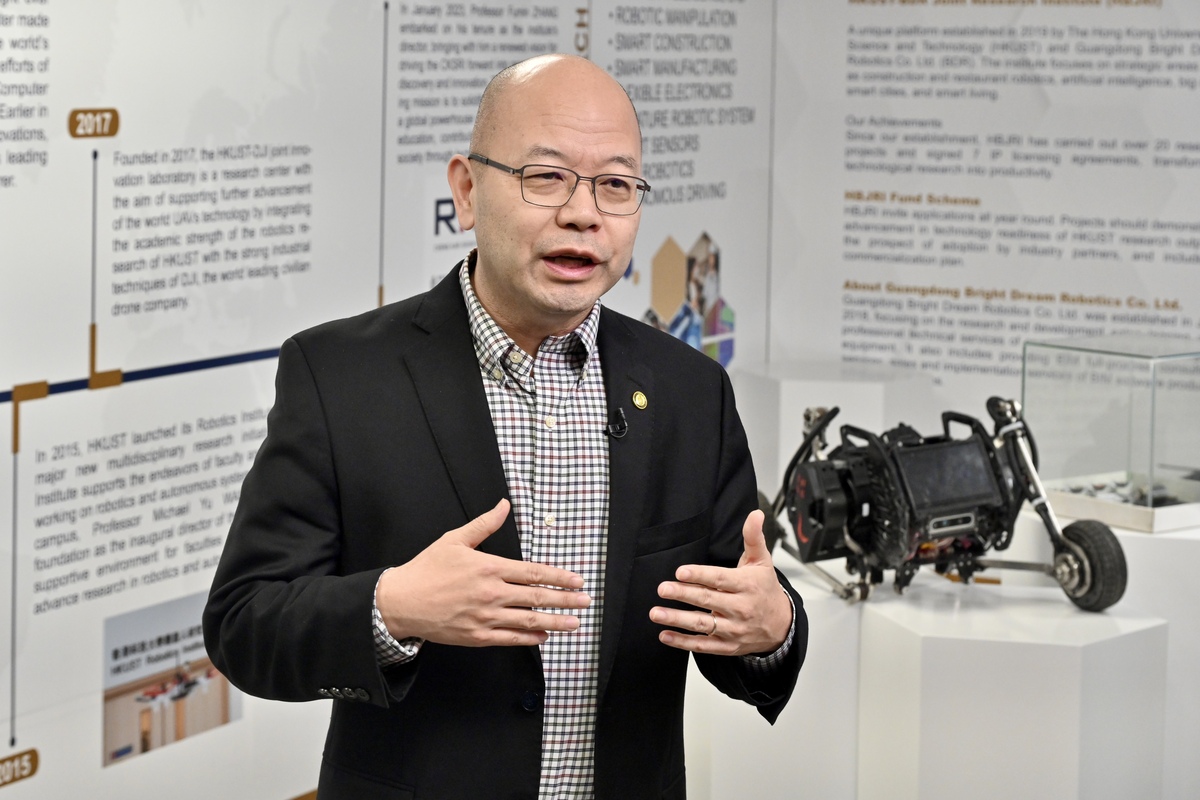 技術創新:  于宏宇表示，機械人將配備移動無線充電功能，可為其他月面設備充電。