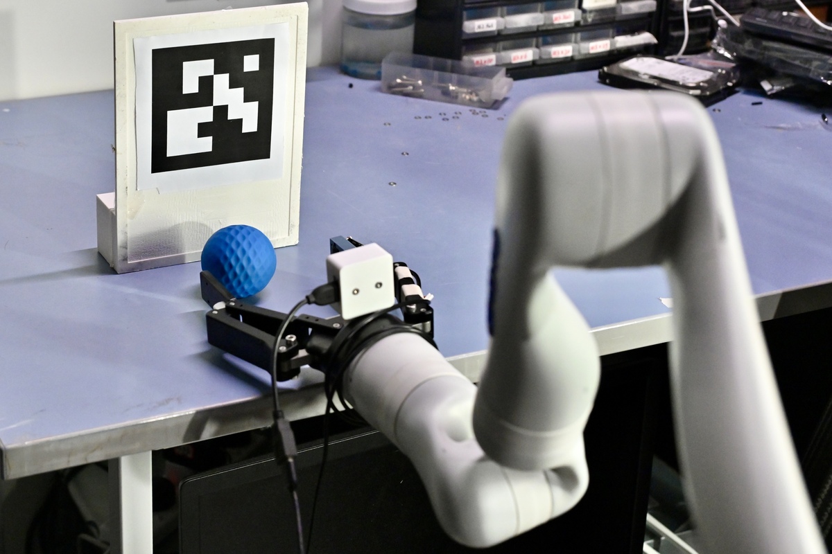 靈巧精準:  研發中的多功能月面作業機械人將配備雙機械臂，可布置和安裝儀器、採集月面樣品等。