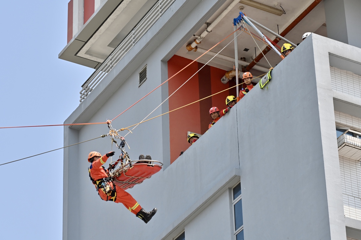 高空拯救: 演練模擬市民被困山腰,人員協助傷者撤離。