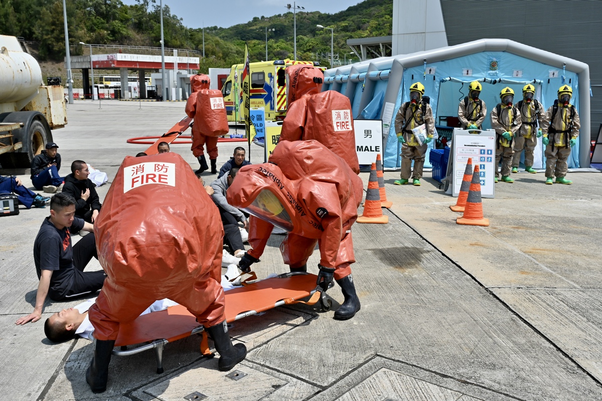 化學泄漏: 演練模擬交通意外現場有化學危險品泄漏,如何在現場大型洗消。