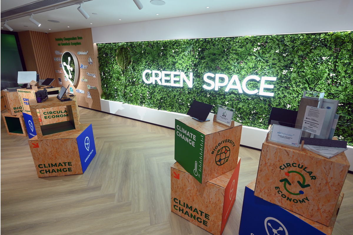 啟發思路:  綠色科技樞紐設有綠色方案展示專區，展示不同公司的綠色科研成就。