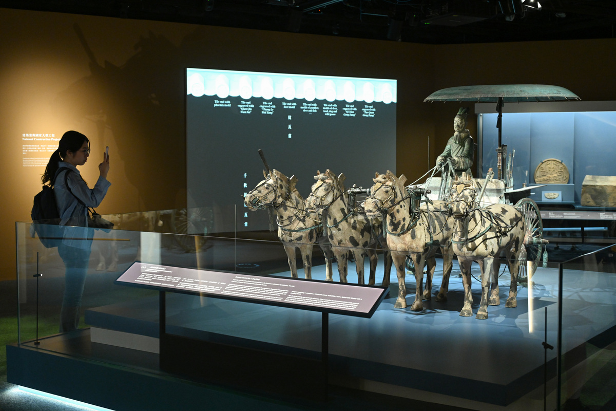 探知文明:  一號銅車馬的複製品是展覽中最大型的開放式展品。