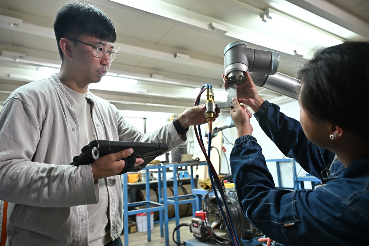 業界受惠:  黎子健（左）表示，建造業創新及科技基金資助一些公司購置創科產品，有助業界提升安全、環保和效率。