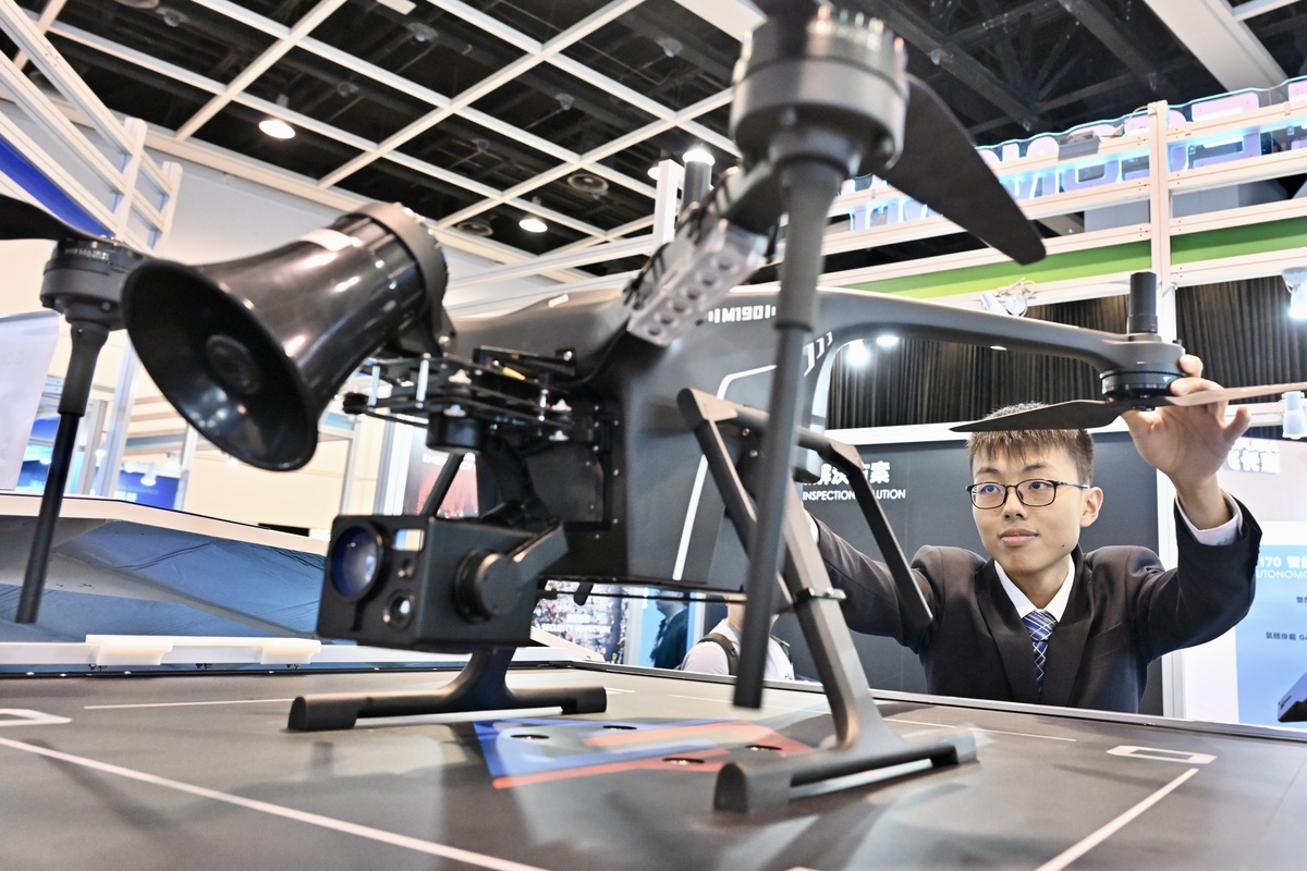 創新應用: 李坤煌的無人機技術公司與一家建築工程公司合作推行試點項目,研究以無人機巡查工地安全。