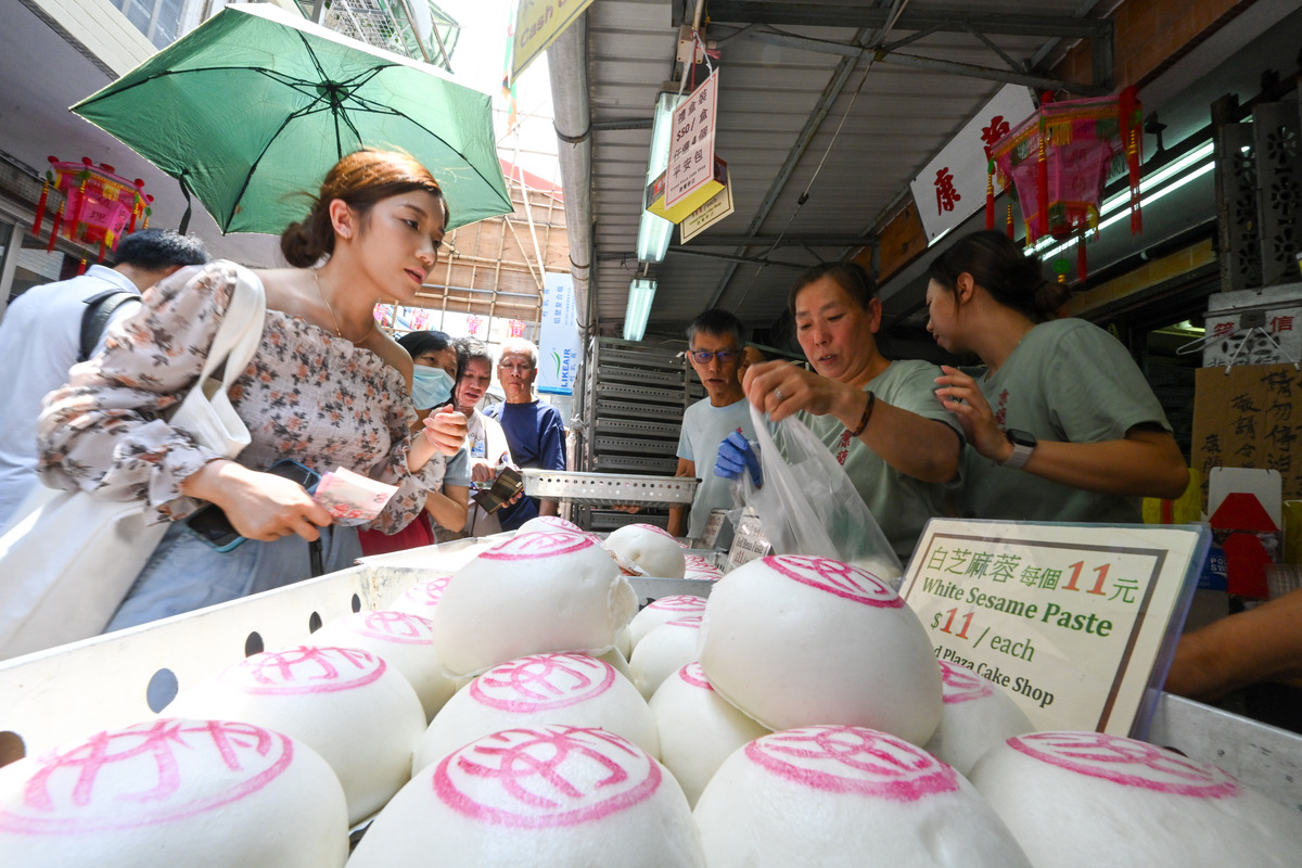 平安是福: 不少遊人購買平安包,寓意平平安安。