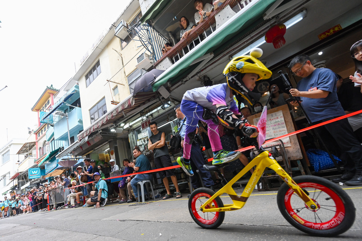 絡繹不絕: 巡遊吸引大批途人圍觀。