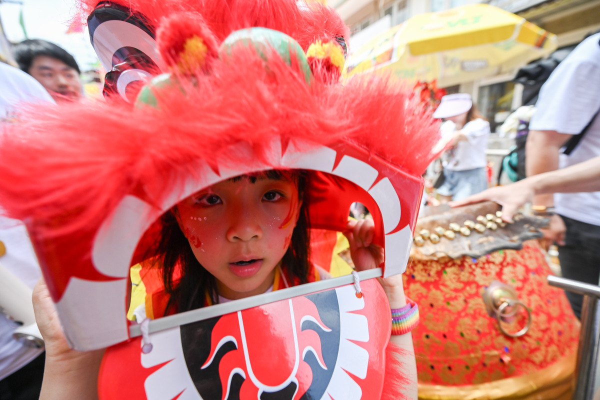 年度盛事: 飄色巡遊舉行,小朋友參與其中。